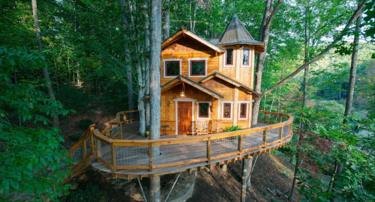 Tree house located in Asheville, NC. Photo Credit: VRBO