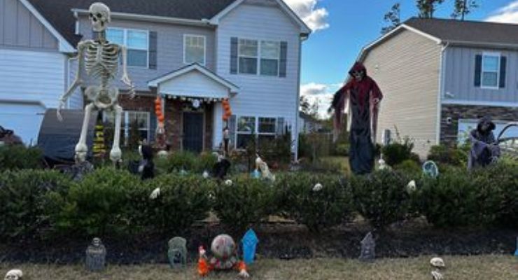 Halloween house at Sterling Ponds
