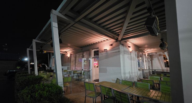 Outdoor dining at Mellow Mushroom Lexington