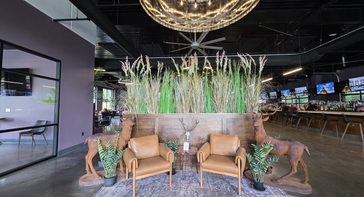 Spacious interior dining room at 518 Smokehouse in Chapin SC with high ceilings